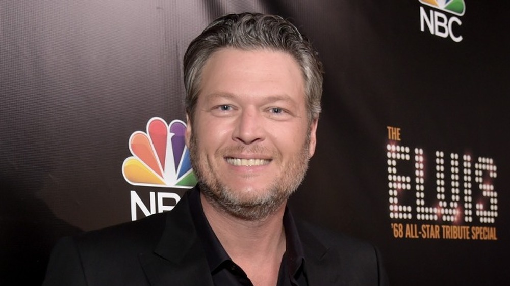 Blake Shelton sourit 