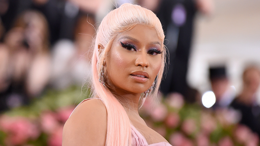 Nicki Minaj aux cheveux roses