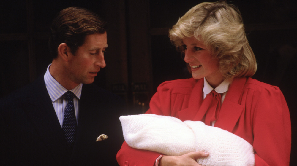 Le prince Charles et la princesse Diana quittent l'hôpital avec le prince Harry en 1984