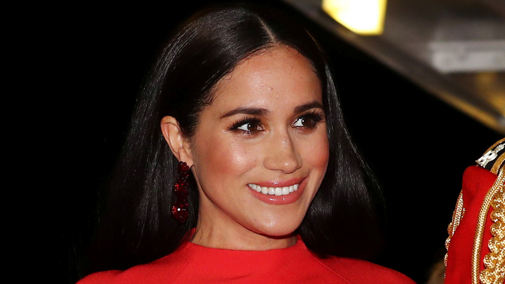 Meghan Markle, la duchesse de Sussex, vêtue de rouge vif lors d'un événement