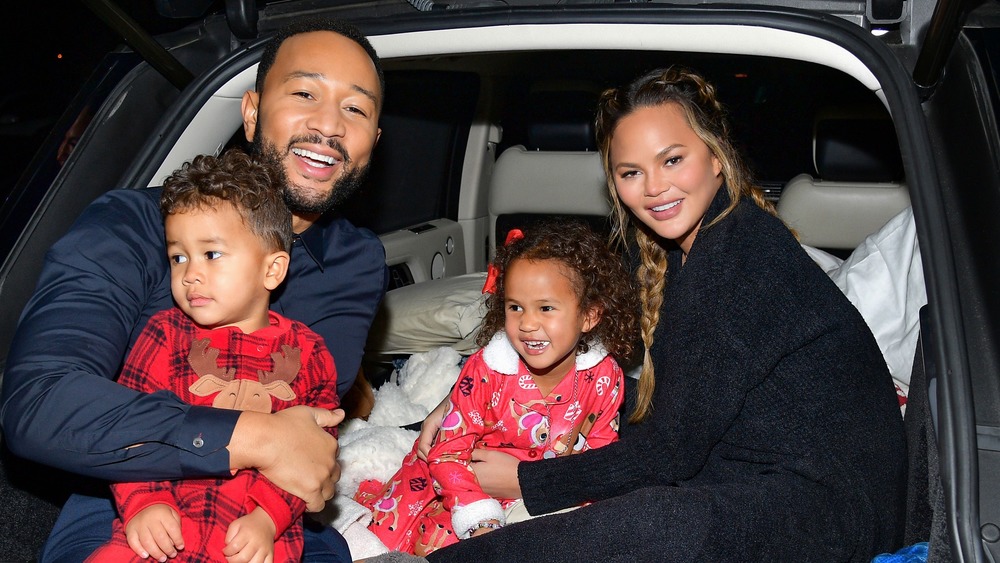 John Legend et Chrissy Teigen avec des enfants