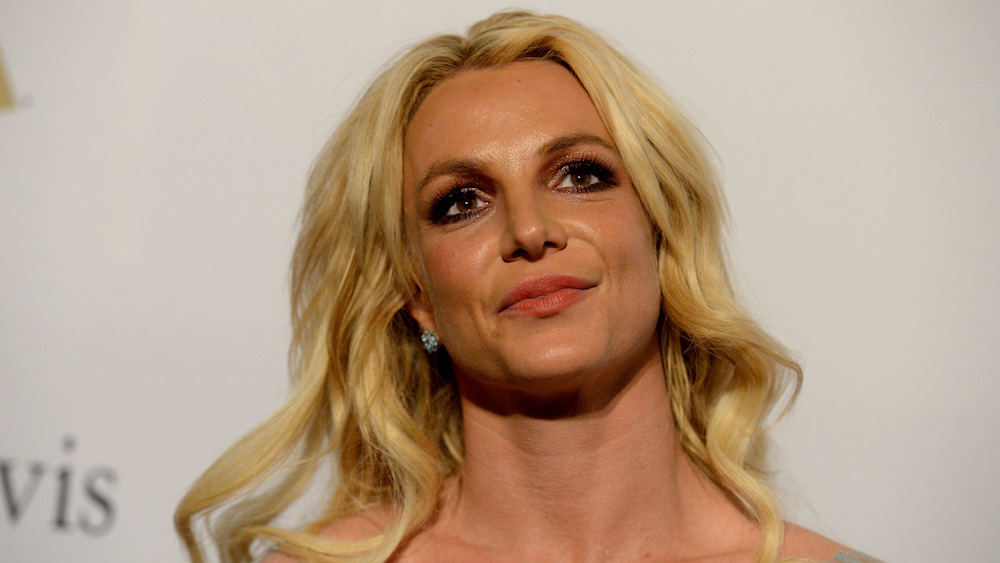 Britney Spears levant les yeux