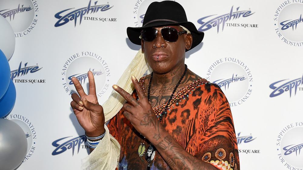 Dennis Rodman lançant des signes de paix