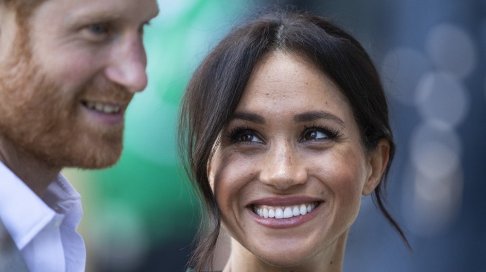 Meghan Markle regarde avec amour le prince Harry lors d'un événement