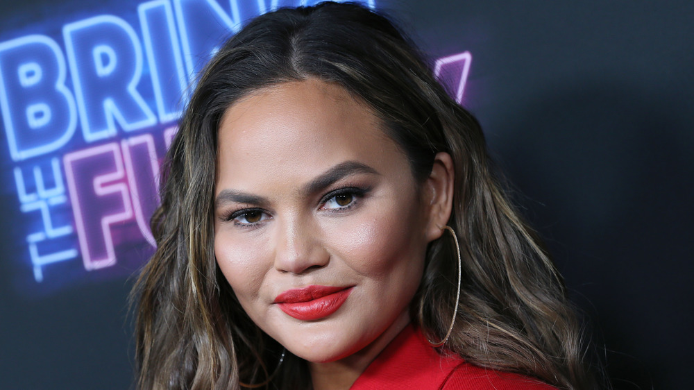 Chrissy Teigen souriant