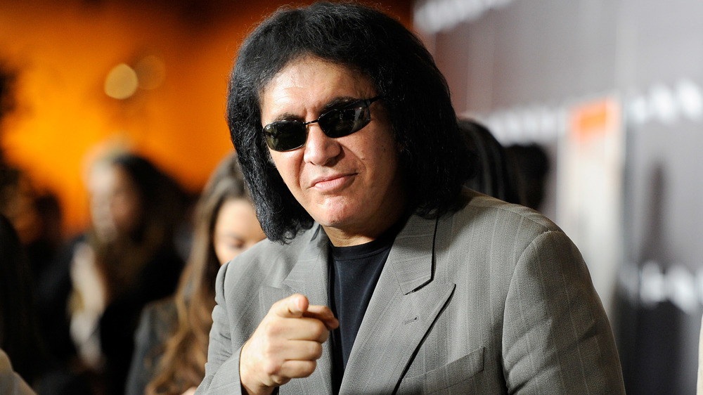 Gene Simmons montrant la caméra