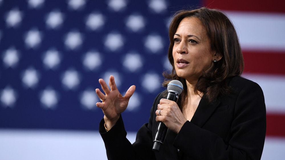 Kamala Harris devant le drapeau américain