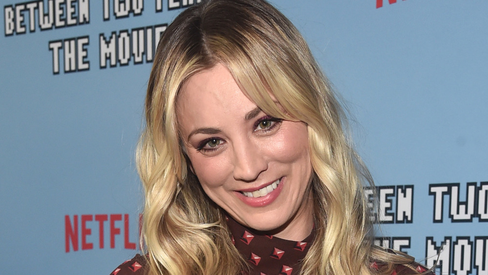 Kaley Cuoco souriant sur le tapis rouge