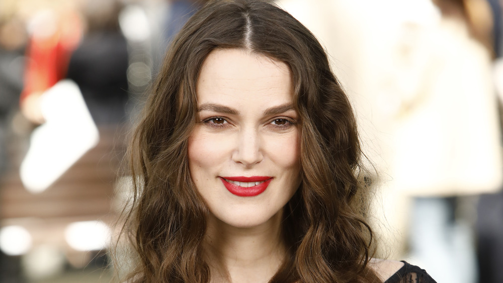 Keira Knightley sourit et porte du rouge à lèvres