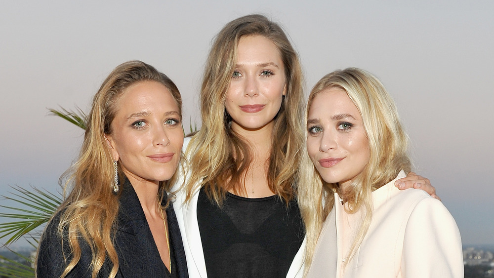 Mary-Kate Olsen, Elizabeth Olsen et Ashley Olsen posant ensemble