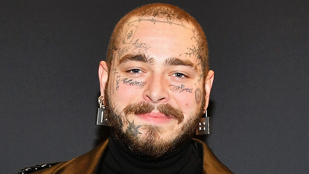 Post Malone souriant