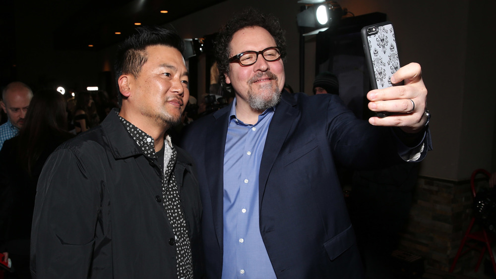 Roy Choi et Jon Favreau posant pour un selfie