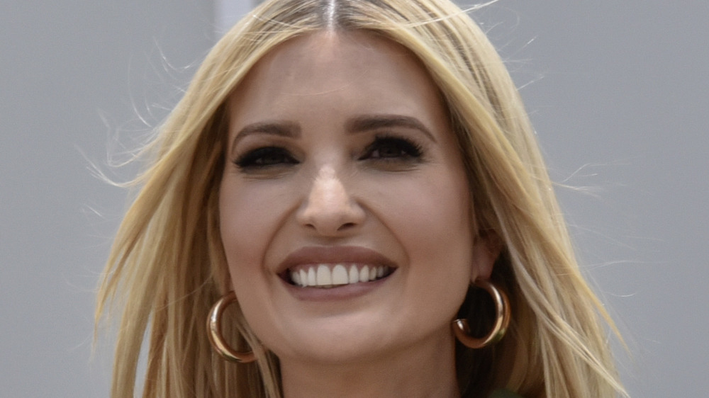 Ivanka Trump souriante lors d'un événement