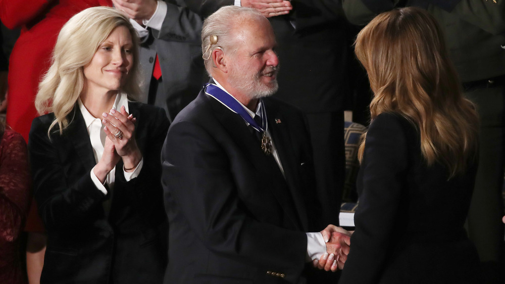 Rush Limbaugh reçoit la médaille présidentielle de la liberté