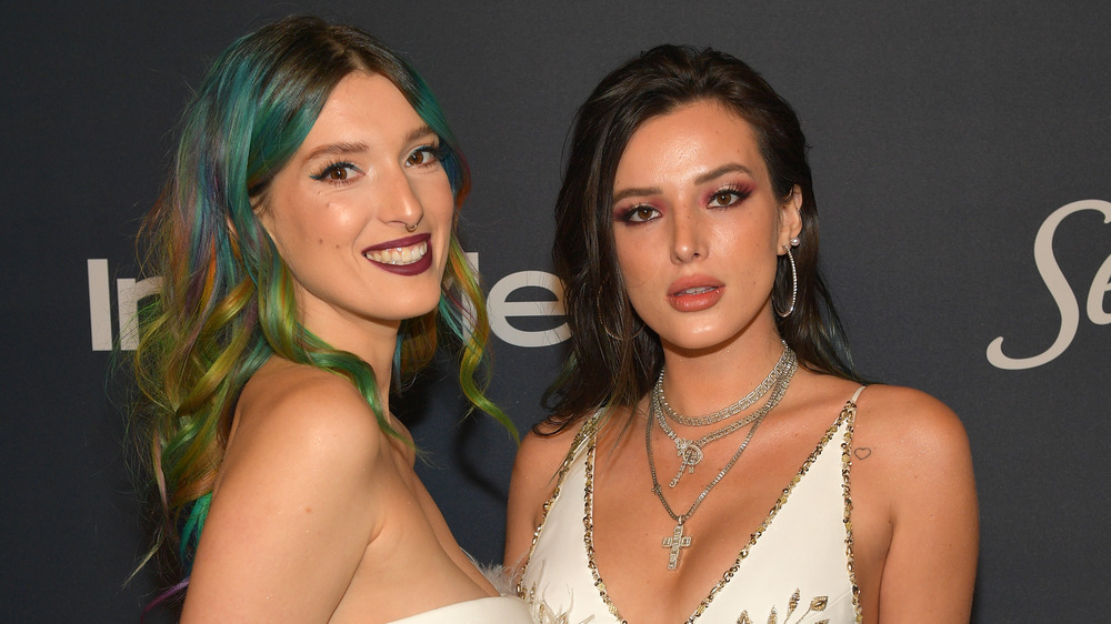 Dani Thorne et Bella Thorne sur un tapis rouge