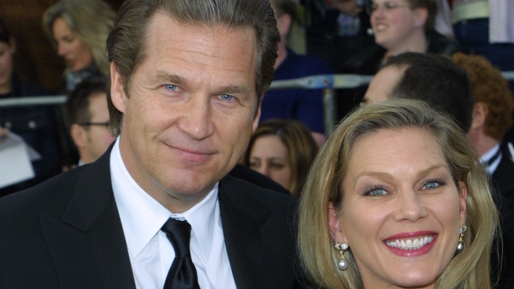 Jeff Bridges et Susan Geston souriant sur le tapis rouge