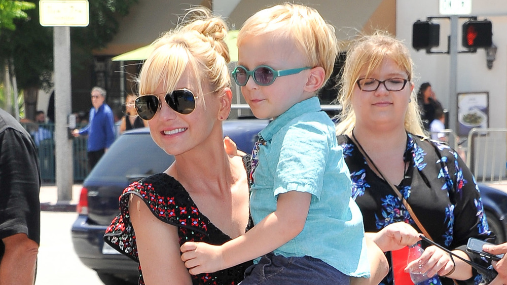 Anna Faris avec son fils Jack dans ses bras