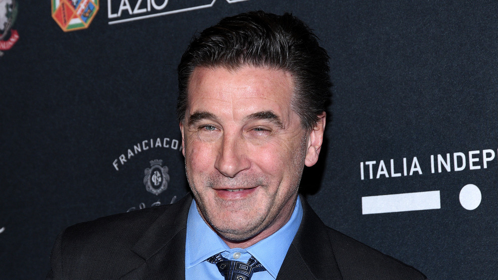 Billy Baldwin souriant sur le tapis rouge