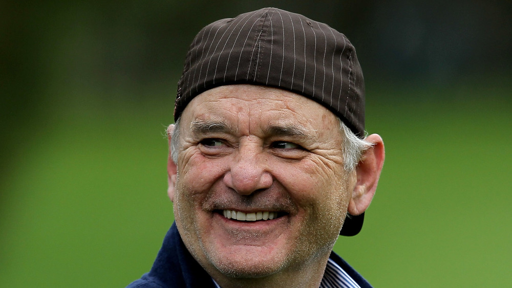 Bill Murray portant une casquette à l'envers alors qu'il sourit à quelque chose