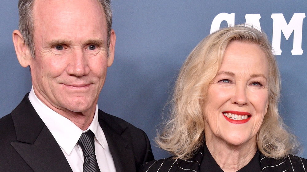 Bo Welch et Catherine O'Hara posent ensemble sur le tapis rouge