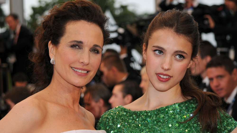 Andie MacDowell et Margaret Qualley posant