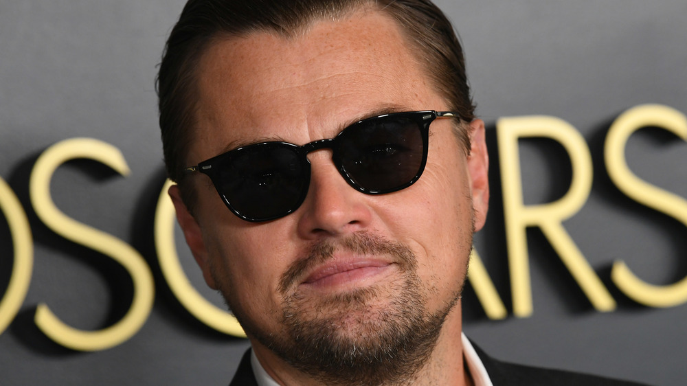 Leonardo DiCaprio posant sur le tapis rouge