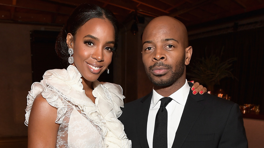 Kelly Rowland et Tim Weatherspoon posant lors d'un événement