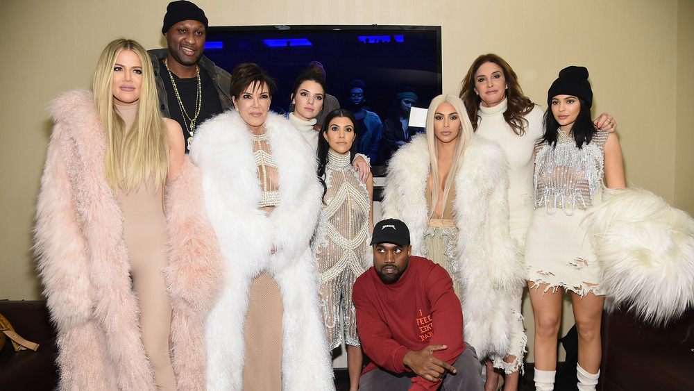 Kanye West avec les Kardashians lors d'un événement Yeezy