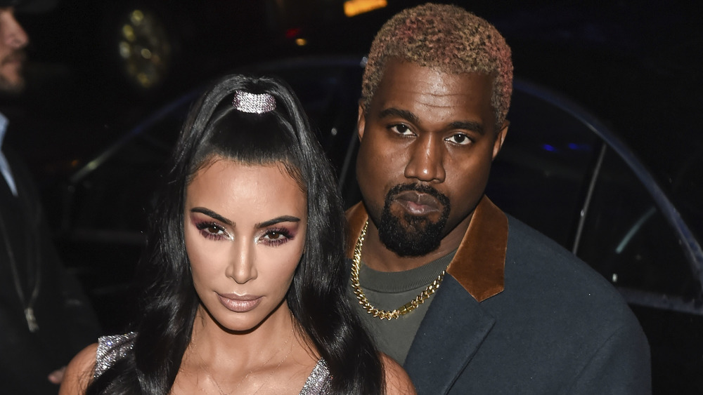 Kim Kardashian et Kanye West posant lors d'un événement 