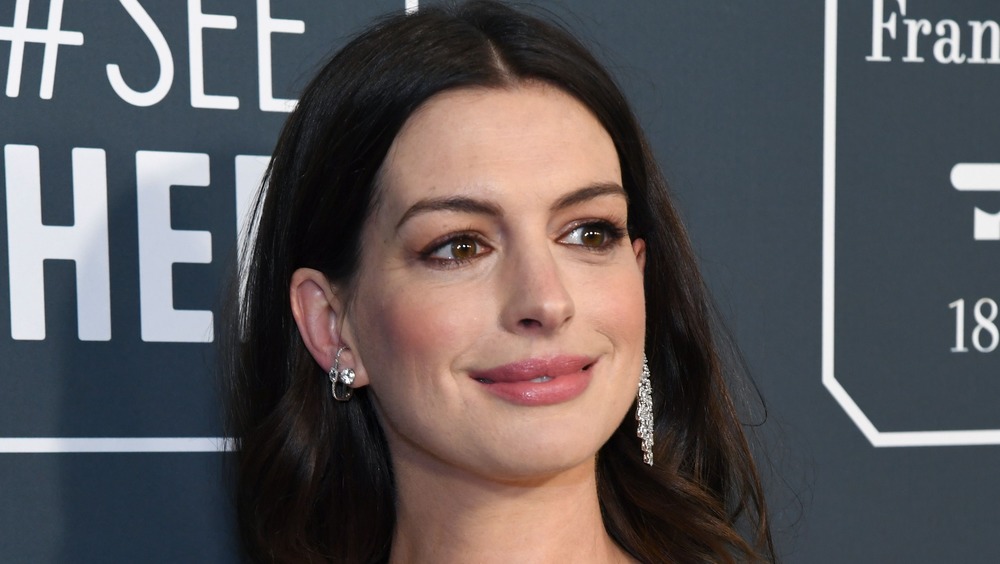 Anne Hathaway posant sur le tapis rouge