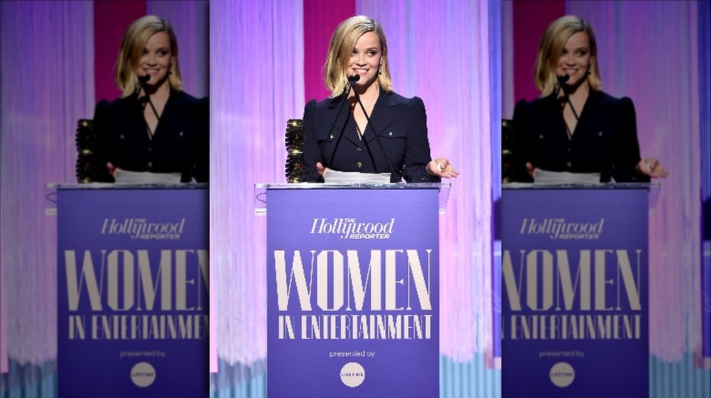 Reese Witherspoon prend la parole lors d'un gala