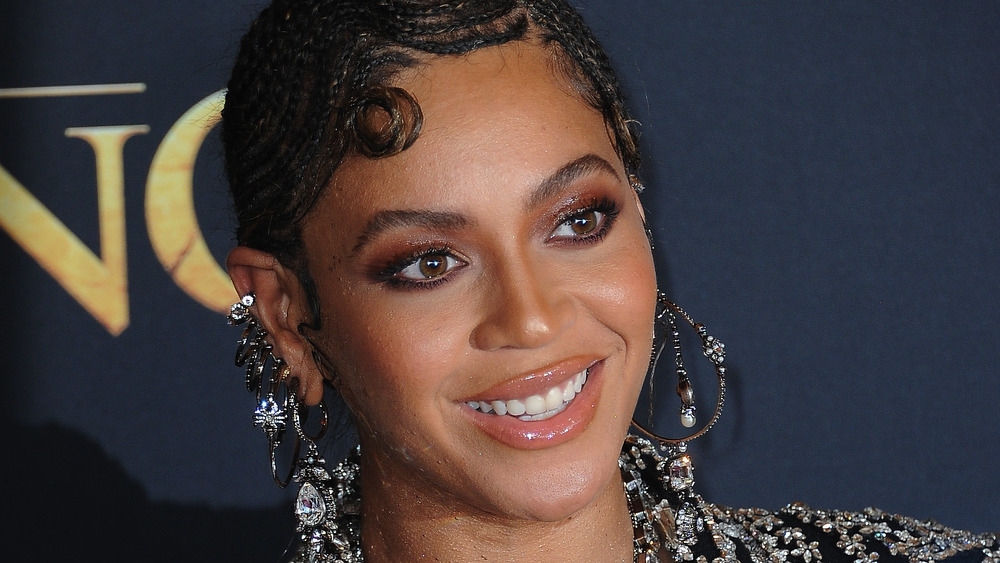 Beyoncé souriante sur le tapis rouge