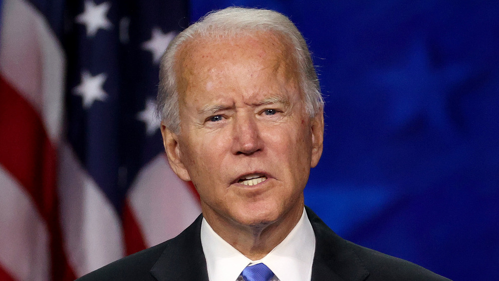 Joe Biden a l'air animé en parlant lors d'une conférence