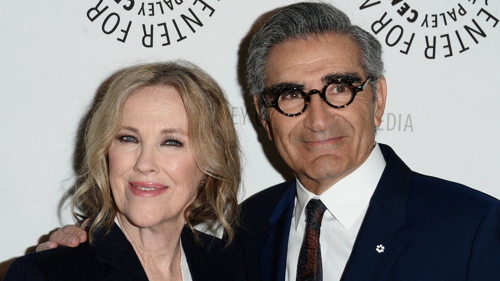 Catherine O'Hara et Eugene Levy posant sur le tapis rouge