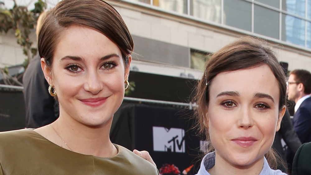 Shailene Woodley et Elliot Page sourient côte à côte tout en posant pour les caméras