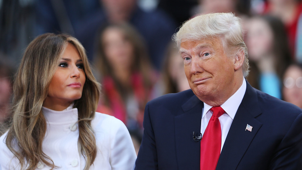 Melania Trump regarde Donald Trump tirer le visage