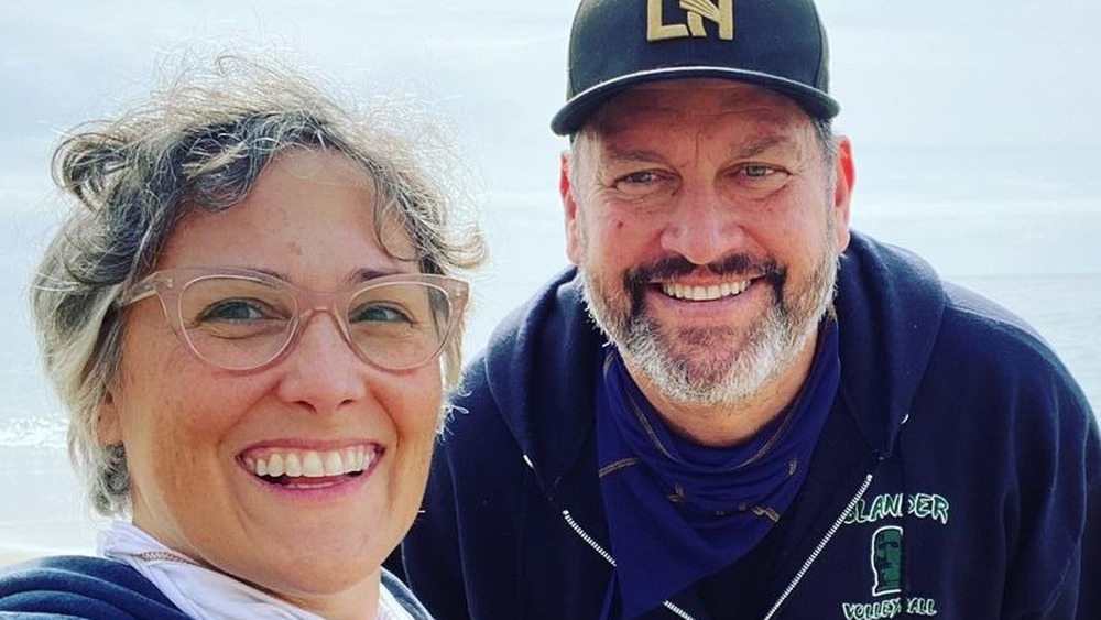 Ricki Lake et Ross Burningham prenant un selfie à la plage