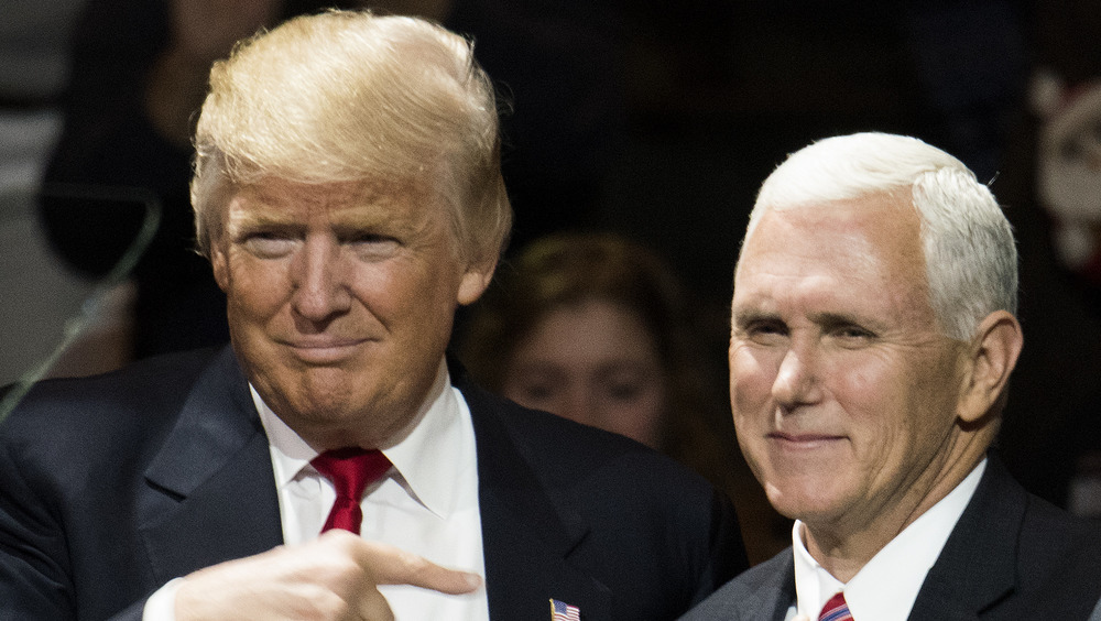 Donald Trump et Mike Pence cravates rouges