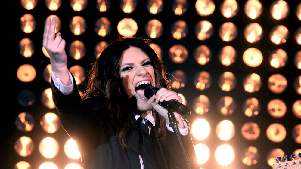 Laura Pausini chante