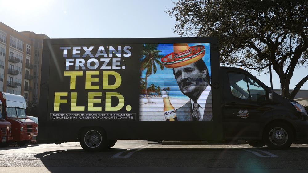 Un camion avec un message et une image se moquant de Ted Cruz après avoir quitté le Texas au milieu des tempêtes hivernales