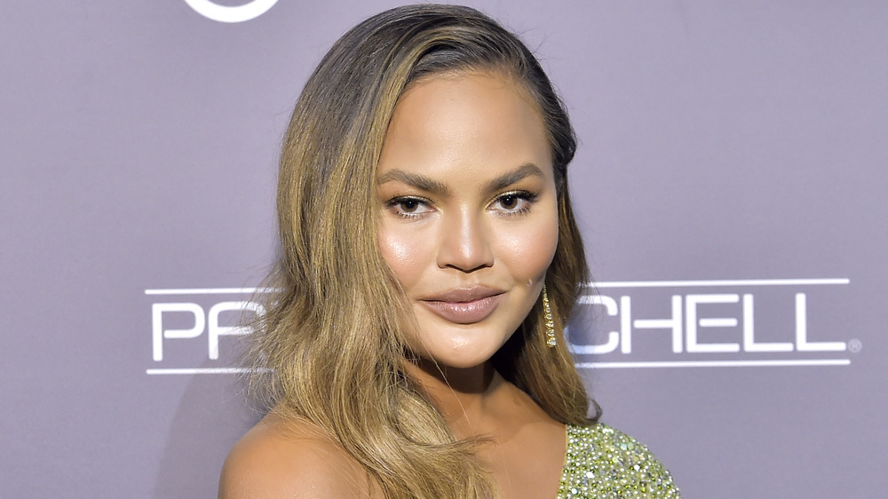 Chrissy Teigen posant