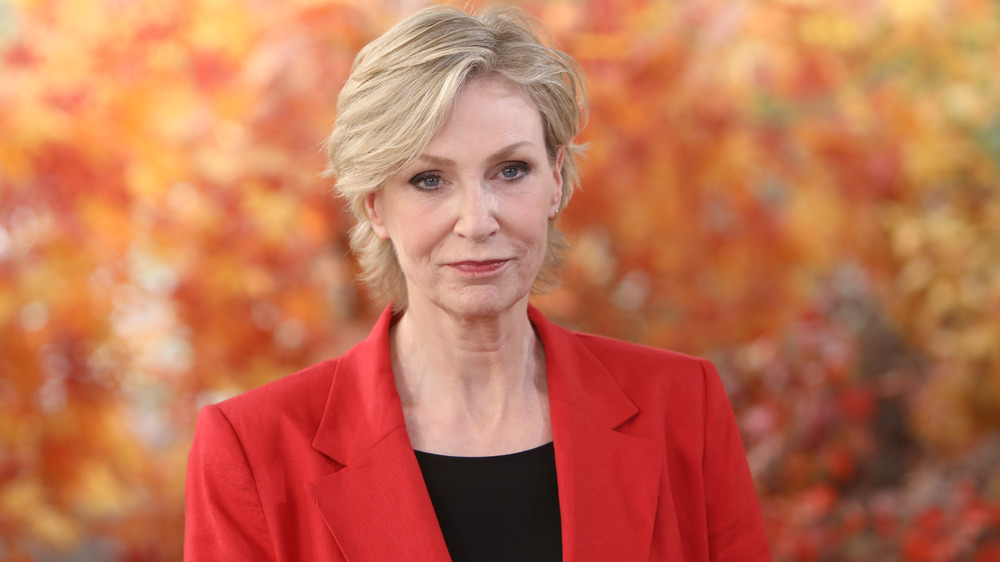 Jane Lynch dans un décor d'automne en plein air