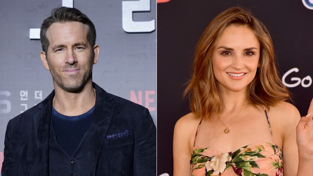 Ryan Reynolds et Rachael Leigh Cook souriant sur le tapis rouge