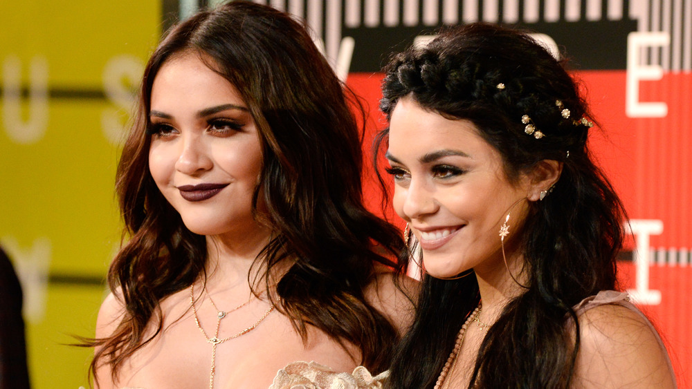 Stella et Vanessa Hudgens souriant