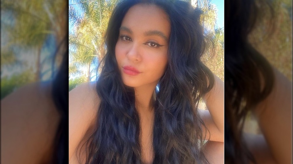 Stella Hudgens posant pour sefie