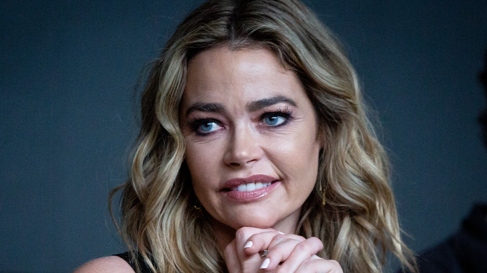 Denise Richards grimaçant