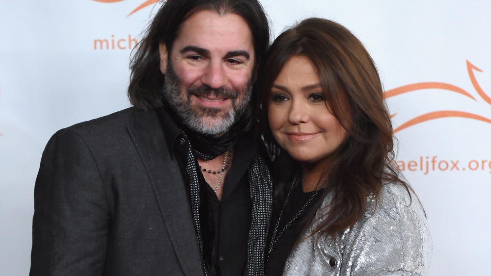 Rachael Ray et John Cusimano posent sur le tapis rouge