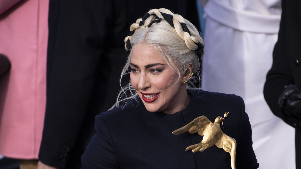 Lady Gaga regardant sur le côté