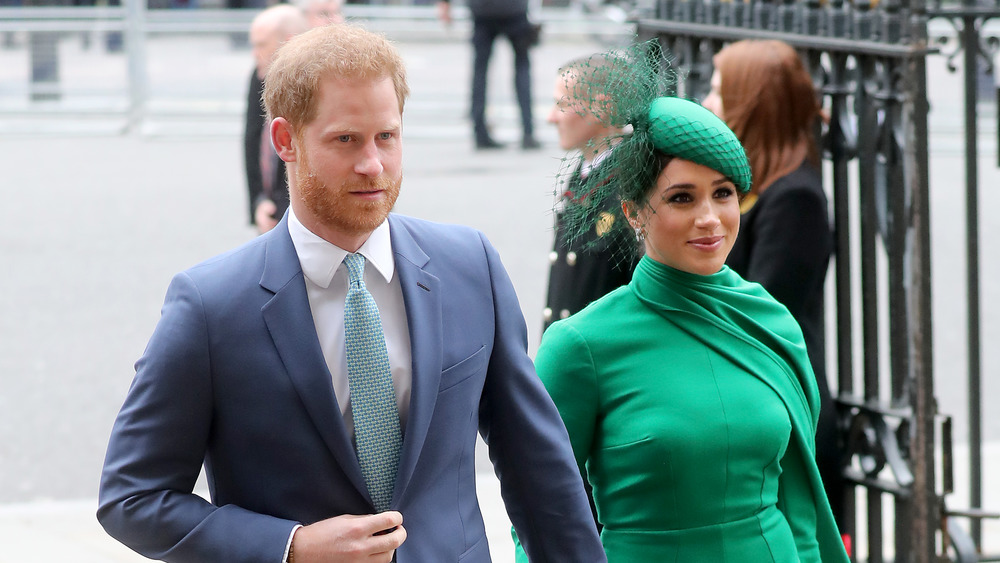 Le prince Harry et Meghan Markle marchent ensemble lors d'une apparition publique