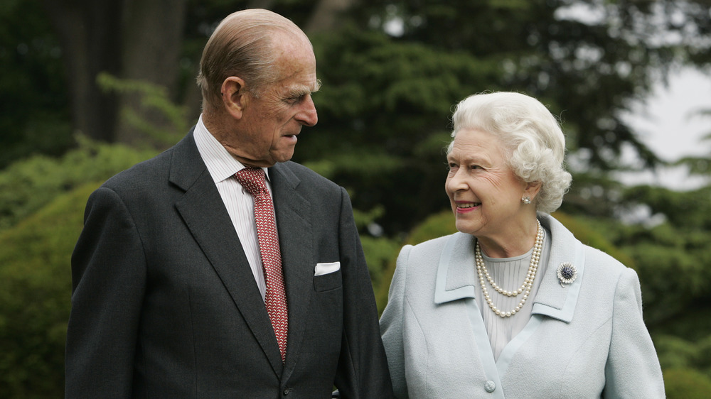 Le prince Philip et la reine Elizabeth II se sourient 